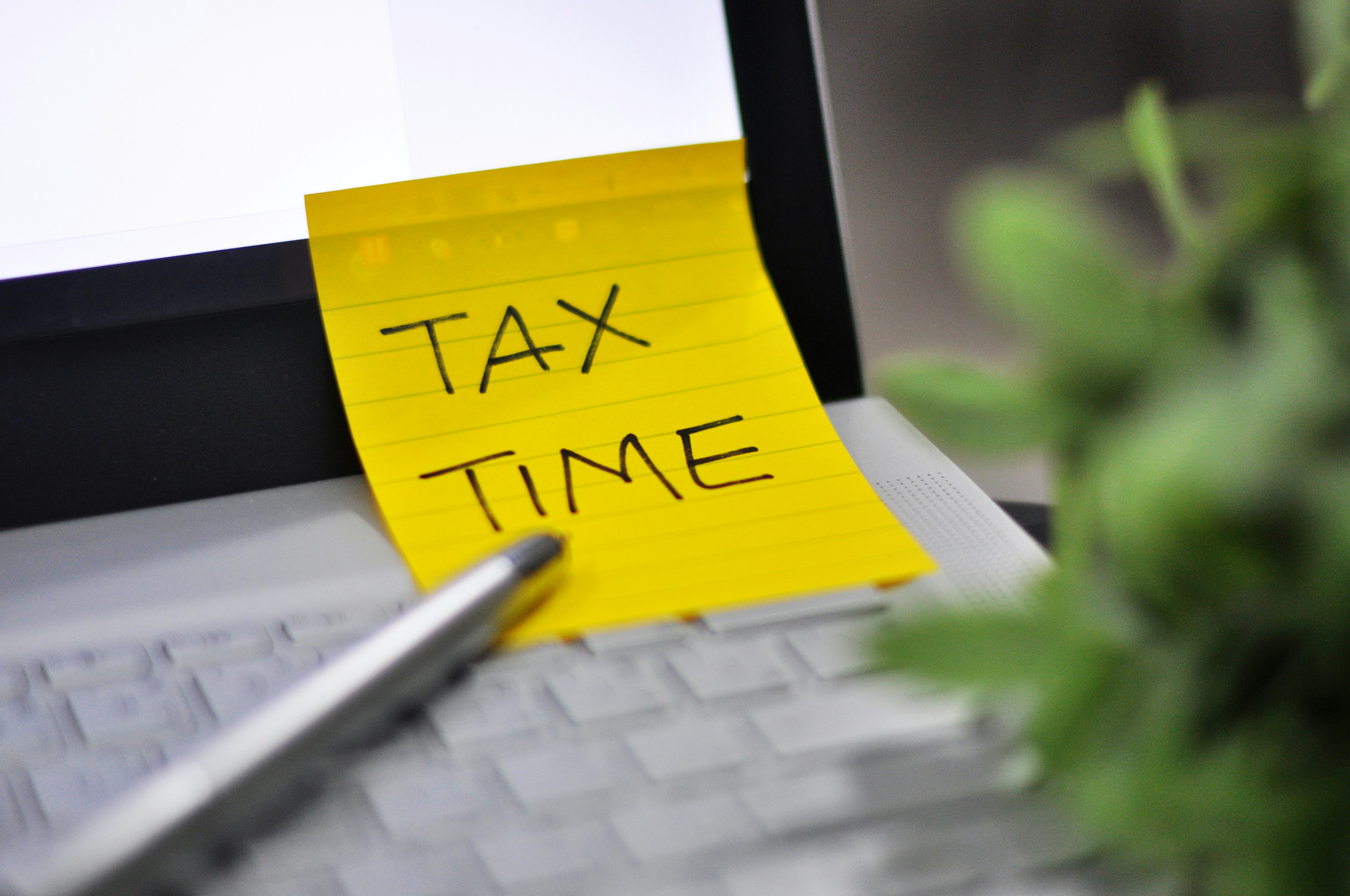 Laptop with sticky note to prepare business owners for BPOL tax.