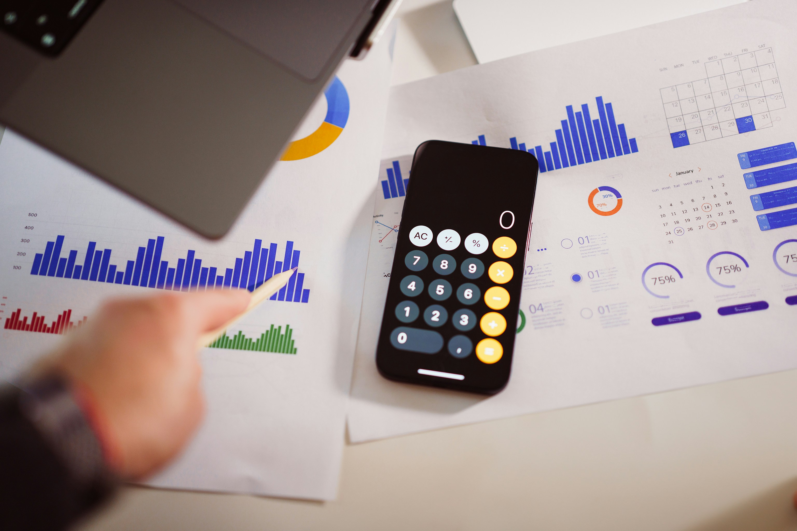 Calculator and bar graphs to illustrate cash flow forecast calculations